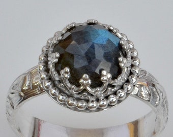 Anello in argento sterling fatto a mano con labradorite: pietra sfaccettata, fascia floreale