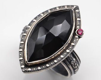 Anello in onice nero sfaccettato: pietra preziosa marquise in argento sterling con accento di rubino