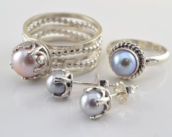 Inserzione riservata – Set composto da 2 anelli di perle e 1 paio di orecchini di perle (ordine personalizzato per Lesley)