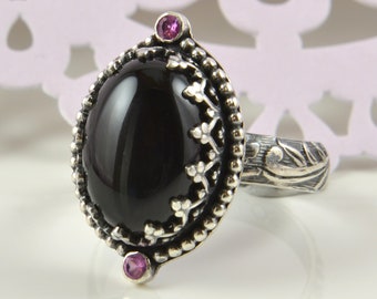 Anello in argento sterling con onice nero: accento in zaffiro rosa, fatto a mano