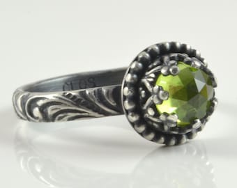 Anello in argento sterling con peridoto: solitario in pietra verde fatto a mano