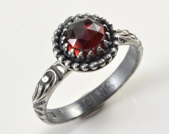 Anello fatto a mano con granato: argento sterling ossidato, pietra portafortuna di gennaio