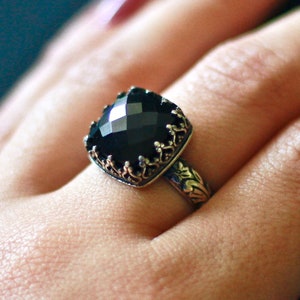 Schwarzer Onyx Ring in Sterling Silber, Facettiertes Kissen Schwarzer Onyx Edelstein, August Geburtsstein, Blumen Blatt Bandring, Hochzeitstag Geschenk