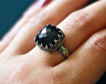 Anello in argento sterling con onice nero: pietra preziosa sfaccettata a cuscino, fascia a forma di fiore e foglia