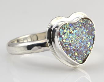 Anello a forma di cuore Druzy, fascia martellata in argento sterling, design scintillante iridescente