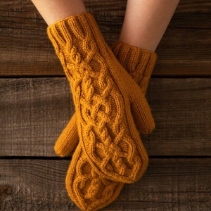 PDF STRICKANLEITUNG Lauren Mittens Strickanleitung – Handgestrickte Handschuhe – Strickmuster mit Zopfmuster – Gestrickte Armstulpen – Accessoire – Geschenk