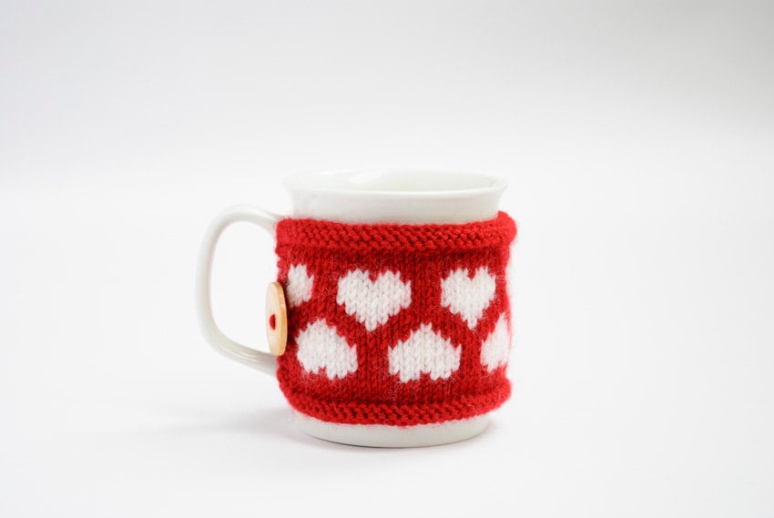 Tasse de Saint-Valentin Cozy in Red With Hearts, Mug Tricoté Cozy, Coffee Bouton en Bois Fait à La M