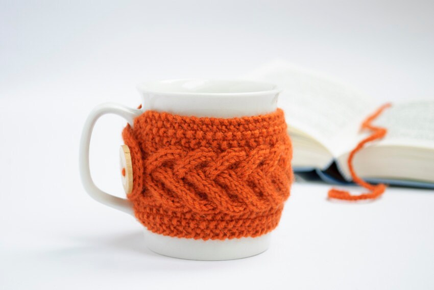 tasse confortable en orange, mug tricoté confortable, coffee cozy, tasse à thé bouton bois fait main, cozy sleeve, réchauffeur, automne, cadeau
