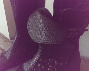 Skórzane buty Raven Slouch – niestandardowe buty festiwalowe z nadrukiem w pytona
