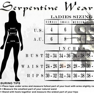 Op de afbeelding: Een witte afbeelding met de tekst "Serpentine Wear" en een maattabel voor dames. De tabel bevat borst-, taille- en heupmaten in inches, met bijbehorende Amerikaanse en Australische maten. Er worden ook meettips gegeven.