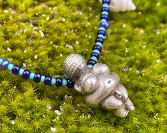 Colgante Trans Venus de Willendorf: Collar de plata de ley con la diosa de la fertilidad