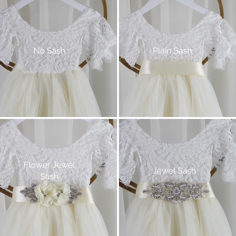 Op de afbeelding: Een witte kanten jurk met een tule rok, getoond in vier varianten: No Sash, Plain Sash, Flower Jewel Sash en Jewel Sash. Het kanten lijfje heeft korte mouwen en een ronde halslijn, terwijl de taille wordt geaccentueerd door verschillende sjerpen.