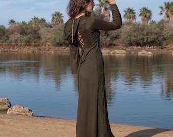 Vestido largo con capucha de viscosa, espalda con cordones y manga larga