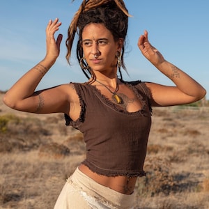 Top corto bohemio con flecos: top de festival sin mangas con cordones ajustables