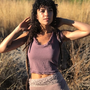 Top corto bohemio con flecos: top de festival sin mangas con cordones ajustables