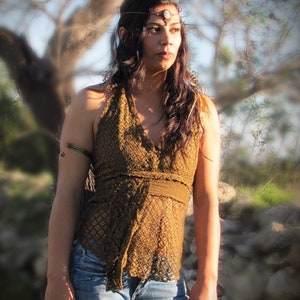 Top de algodón con cuello halter: Top de festival bohemio con un toque shabby chic