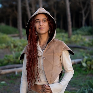 Chaleco con capucha de hojas de duendecillo: ropa de hadas hecha a mano para festivales y cosplay