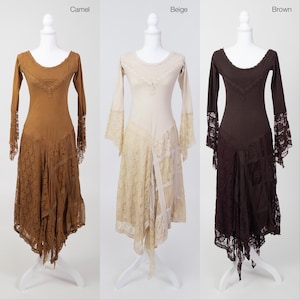 Op de afbeelding: Drie jurken met lange mouwen op etalagepoppen in camel, beige en bruin. Elke jurk heeft een ronde halslijn, kanten afwerking op de borst, uitlopende kanten manchetten en een asymmetrische rok die is gelaagd met bijpassende kanten panelen.