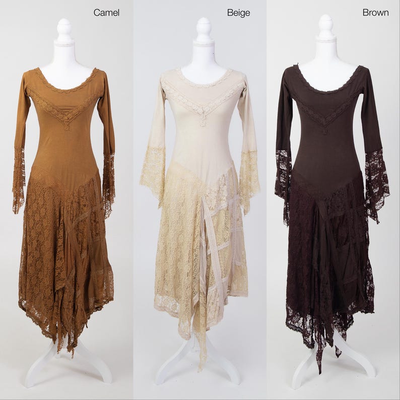 Op de afbeelding: Drie jurken met lange mouwen op etalagepoppen in camel, beige en bruin. Elke jurk heeft een ronde halslijn, kanten afwerking op de borst, uitlopende kanten manchetten en een asymmetrische rok die is gelaagd met bijpassende kanten panelen.