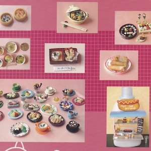 Op de afbeelding: Een verzameling miniatuurvoedsel, waaronder sushi, dumplings, loempia's en hotdogs. Het eten is gerangschikt op borden en in kommen, en er is een miniatuur hotdogkraam op de achtergrond. Het eten is gemaakt van polymer clay en is zeer gedetailleerd.