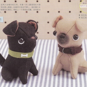 Puede incluir: Dos perros de peluche, uno negro y otro marrón claro, están sentados sobre una tela a rayas. Ambos perros tienen ojos grandes y llevan collares. El perro negro tiene un amuleto en forma de hueso en su collar. El perro marrón claro tiene una hebilla en su collar. El texto "size" está escrito en la esquina superior derecha de la imagen, seguido de "身长11cm" y "制作方法见54页". El texto "8" está escrito en la esquina superior izquierda de la imagen, y el texto "9" está escrito en la esquina inferior derecha de la imagen.