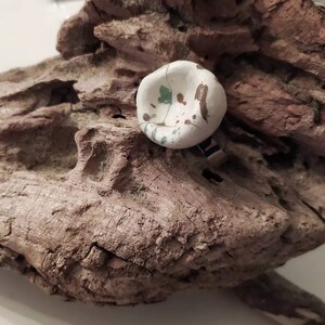 Anello in pasta di carta effetto ceramica.