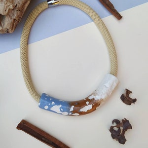 Collana in carta e corda.
