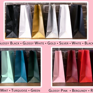 Pode incluir: Um conjunto de 10 sacos de presente em v&aacute;rias cores, incluindo preto brilhante, branco, dourado, prata, azul marinho, menta, turquesa, verde, rosa, bord&ocirc;, vermelho e roxo. Os sacos est&atilde;o dispostos em duas filas de cinco sacos cada.