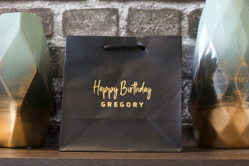 Pu&ograve; includere: Busta regalo nera con scritta dorata "Happy Birthday GREGORY".
