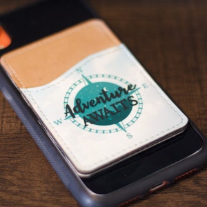 Adventure Awaits Phone Wallet / Billetera telefónica personalizada / Titular de tarjeta telefónica