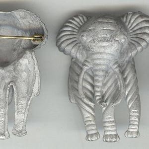 1 VINTAGE WHITE CASTED Metal elephant 45x35mm. bar pin t28