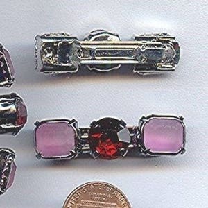 Puede incluir: Tres horquillas vintage y una pinza para el pelo con engastes de metal plateado y piedras preciosas de colores. Las horquillas presentan piedras rosas y rojas rectangulares y redondas. Se incluye una moneda de un centavo de dólar estadounidense como referencia de tamaño.