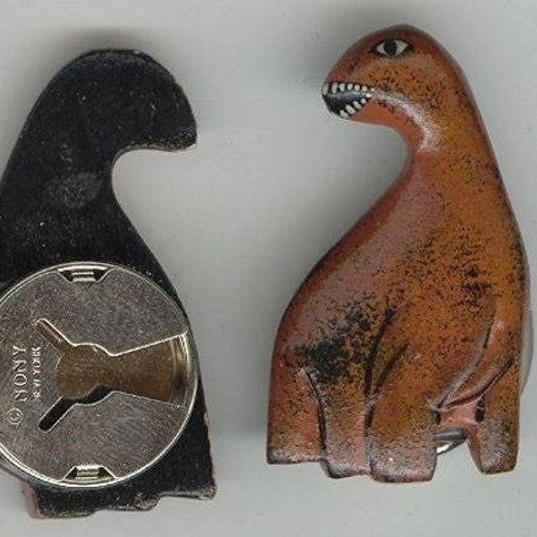 1 Vintage långhalsad dinosaurie handmålad trä RETRO "nony" metallknappskydd t129