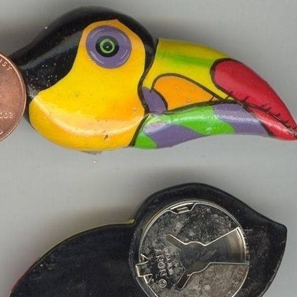 1 VINTAGE Handpainted Wooden Toucan Bird "nony" ny colorful metal button cover t114
