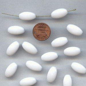 Puede incluir: Una colección de 16 cuentas blancas de forma ovalada. Las cuentas son aproximadamente del tamaño de una moneda de un céntimo de euro.