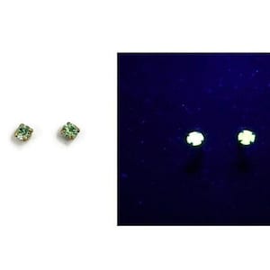 Pair Vintage Peridot Green Uranium Glass Rhinestone Gem Stud Earrings V818