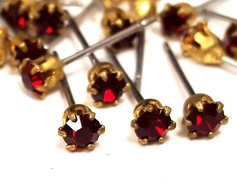 144 Pieces Juli Birthstone Siam Ruby 3mm. Rhinestone Brass Set Steel Post Stud Oorbellen - Groothandel Lot T831