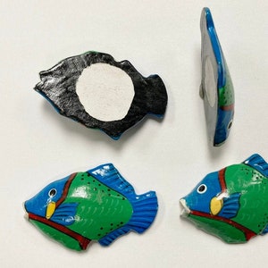 4 Vintage Hand bemalt Holz blau grün Fische flache Rückseite Plakette Zubehör T300