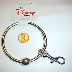 Anillo grande de plata con clip para cinturón y cierre a presión "The Disney Store" original de época - Tarjeta de venta minorista J42