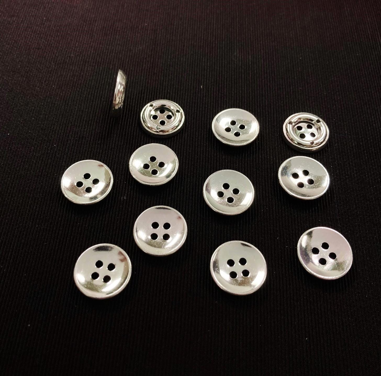 18 Vintage Silver Aluminum Metal Classic Style 14mm. Round 4-hole ...