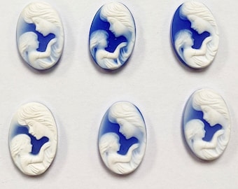 Circa 1980, a 18k Yellow Gold Blue and White Agate Carved