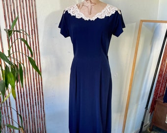EISENBERG ORIGINALS Dress / 40s Vintage Dress / 1940s Navy Blue Dress / Silk Crepe / Lace Collar / WWII Era Dress / Small / Wiggle Dress