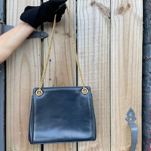 Bolso vintage Ferragamo con correa de cadena, Bolso Salvatore Ferragamo de cuero de los años 90, Bolso de cuero azul marino, Bolso vintage de diseñador de los años 90
