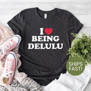 Ich liebe es, Delulu Shirt zu sein, lustiges Delulu Era T-Shirt, süßes sarkastisches Shirt, trendiges Mädchen Humor T-Shirt, wahnhaftes Meme Shirt, Geschenk für sie
