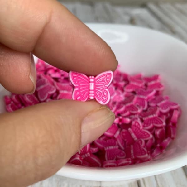 Perles intercalaires papillon sculptées en acrylique rose vif 11x14mm (20)