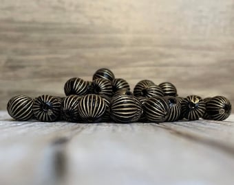 溝付きラウンドブラックゴールドアクリルビーズ波形、10 mm (20)