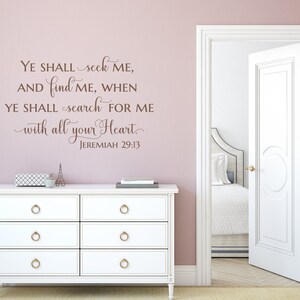 Puede incluir: Una pared rosa con una c&oacute;moda blanca y una puerta blanca. La pared tiene una calcoman&iacute;a de vinilo marr&oacute;n con el texto "YE SHALL seek ME, AND find ME, WHEN YE SHALL search FOR ME with all your Heart. JEREMIAH 29:13"