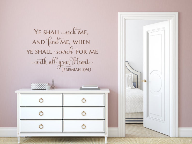 Puede incluir: Una pared rosa con una c&oacute;moda blanca y una puerta blanca. La pared tiene una calcoman&iacute;a de vinilo marr&oacute;n con el texto "YE SHALL seek ME, AND find ME, WHEN YE SHALL search FOR ME with all your Heart. JEREMIAH 29:13"
