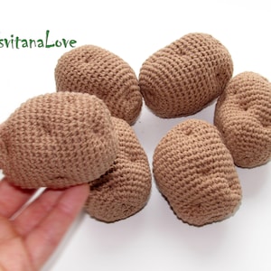 Peut inclure: Six pommes de terre crochetées marron sont présentées sur une surface blanche. Les articles faits à la main sont disposés ensemble. Le texte "TsvitanaLove" est visible en vert dans le coin supérieur gauche.