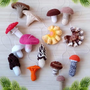 Set Weihnachtsanhänger Pilze aus Baumwolle (15 Stück). Gehäkelter Realistischer Pilz. Waldorf Inspiration Spielzimmer Dekoration